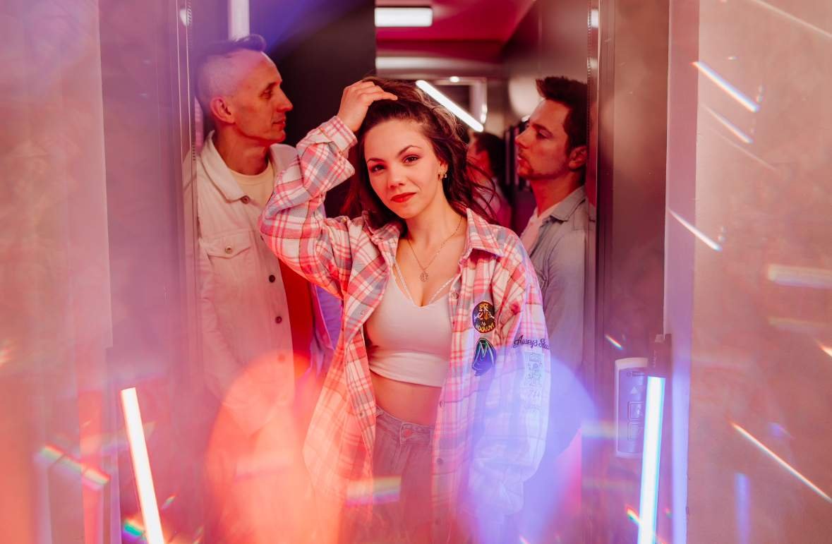Kiss My Ex! predstavujú akčný videoklip na skladbu Tonight v bondovskom štýle