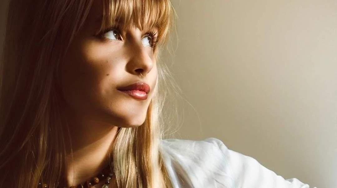 Lara Samson prichádza s prvým sólovým singlom „Heart Open Wide“ – a otvára v ňom celé svoje srdce