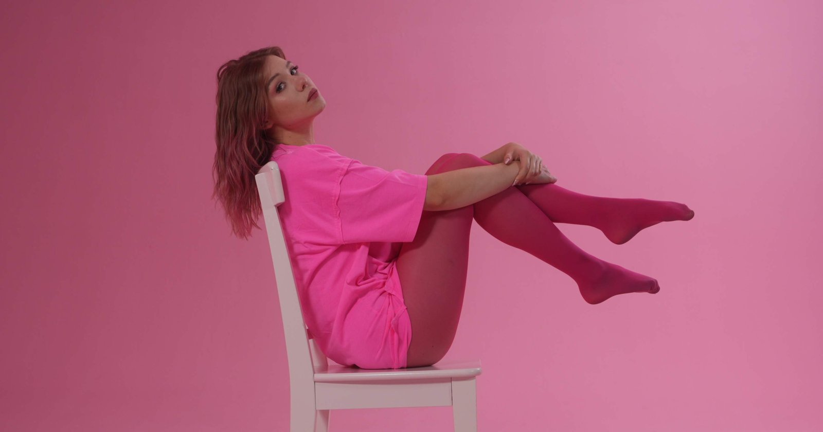 Speváčka Emma Llure prichádza s tanečným singlom „Von z mojej hlavy“, ktorý spája energiu s úprimnou výpoveďou o úzkosti